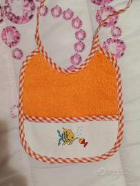 Bavetta neonato in spugna con ricamo a mano 