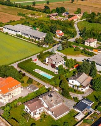 Villa di 349 m² con 5 locali e box auto doppio a R
