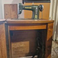 Macchina da cucire a pedale