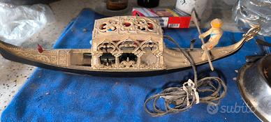 Due gondole souvenir Venezia