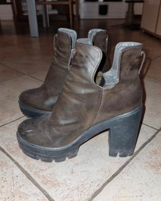 Stivali similpelle con plateau 39