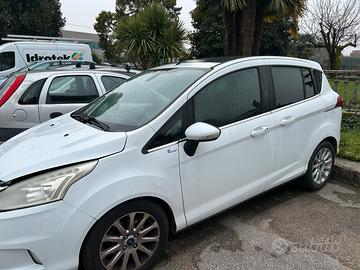 Ford b max incidentata