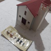 chiesetta con personaggi modellismo ferroviario h0