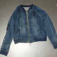 Bomber in denim con ricami floreali e perline

