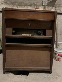 Mobiletto con radio e giradischi