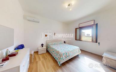 BIFAMILIARE RISTRUTTURATA CON AMPIA PINETA PRIVATA