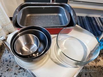 Lotto 3 contenitori acciaio, 2 teglie da forno