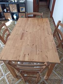 Tavolo di legno  con 4 sedie