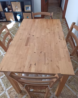 Tavolo di legno  con 4 sedie