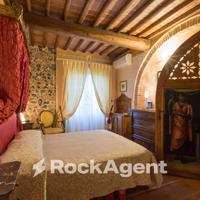 COMPLETAMENTE E LUSSUOSAMENTE ARREDATO