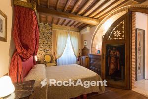 COMPLETAMENTE E LUSSUOSAMENTE ARREDATO