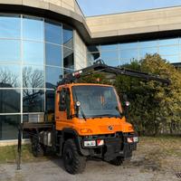 UNIMOG U 400 con GRU Hiab