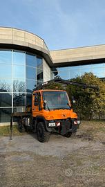 UNIMOG U 400 con GRU Hiab
