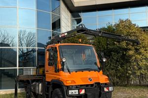 UNIMOG U 400 con GRU Hiab