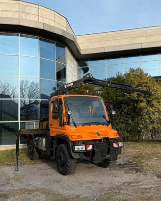 UNIMOG U 400 con GRU Hiab