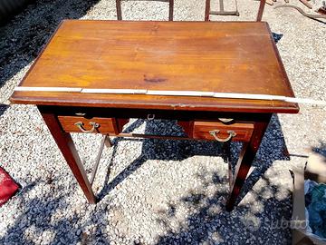 Tavolo con cassettini