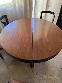Tavolo tondo in legno, apribile, con 5 sedie