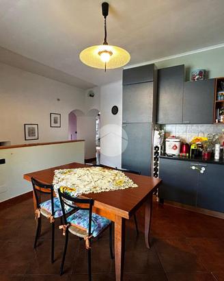 CASA SEMINDIPENDENTE A PECETTO DI VALENZA