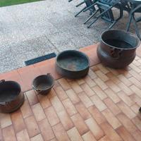 quattro grandi vasi in rame