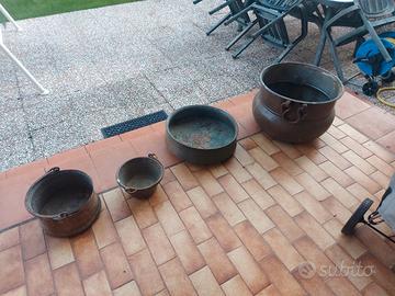 quattro grandi vasi in rame