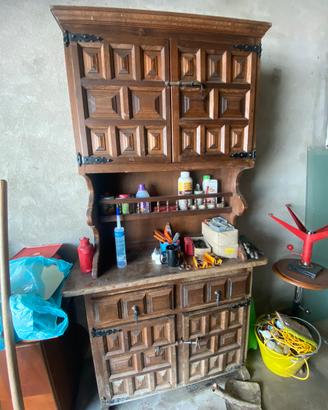 Mobile rustico in legno da restaurare