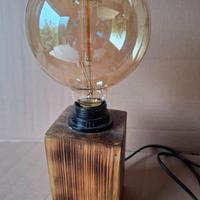 Portalampada in legno con design industriale