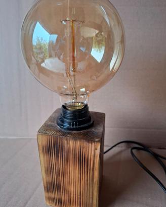 Portalampada in legno con design industriale