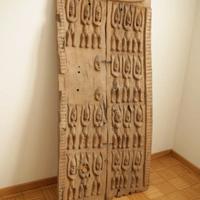 Porta in legno antica della tribù Dogon del Mali