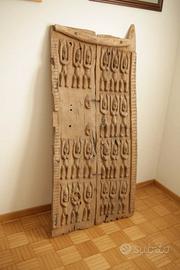 Porta in legno antica della tribù Dogon del Mali