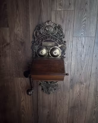 Telefono vintage da parete in legno e ottone