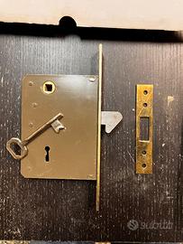 Serratura a gancio da infilare- porte scorrevoli