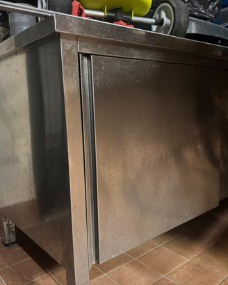 Tavolo industriale in acciaio