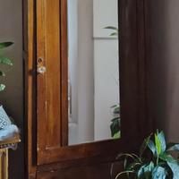 Armadio in legno con specchio 