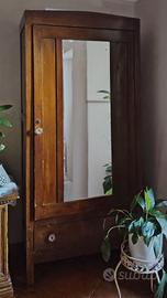 Armadio in legno con specchio 