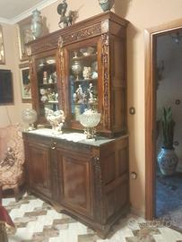 Credenza a Due Corpi in Legno Massiccio Intagliato