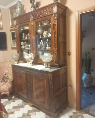 Credenza a Due Corpi in Legno Massiccio Intagliato