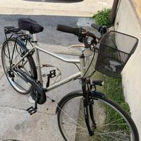Bicicletta da città con marce ,competa di cestino.
