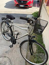 Bicicletta da città con marce ,competa di cestino.
