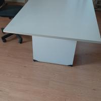 Tavolo grigio chiaro 