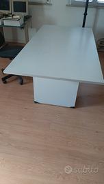 Tavolo grigio chiaro 