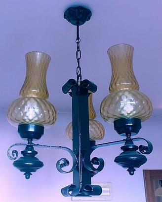 Lampadario in ferro battuto e finissimo vetro