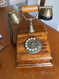 Telefono antico in legno