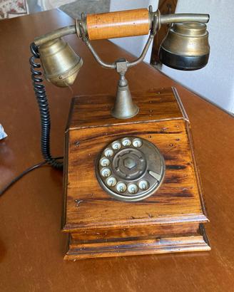Telefono antico in legno