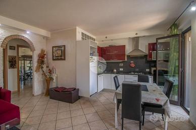 VILLA A SCHIERA A TARANO
