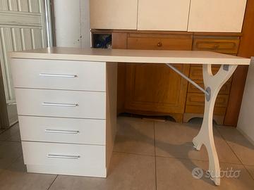 Scrivania dal design moderno e lineare