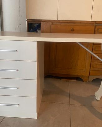 Scrivania dal design moderno e lineare