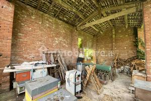 Albinea n° due fabricati da ristrutturare