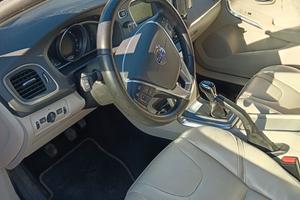 Volvo v 40 d2 cross country 2016 km170000  €1