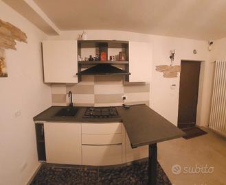 cucina con lavabo e fuochi 