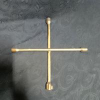 Chiave a croce per sostituzione ruote auto